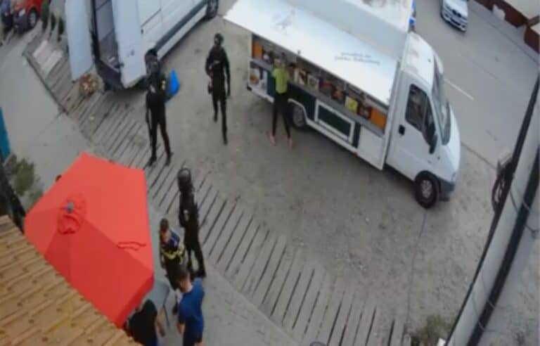 petrecere întreruptă de intervenția poliției în satul nou din sibiu, cu patru bărbați duși la secție pentru consum de alcool în public