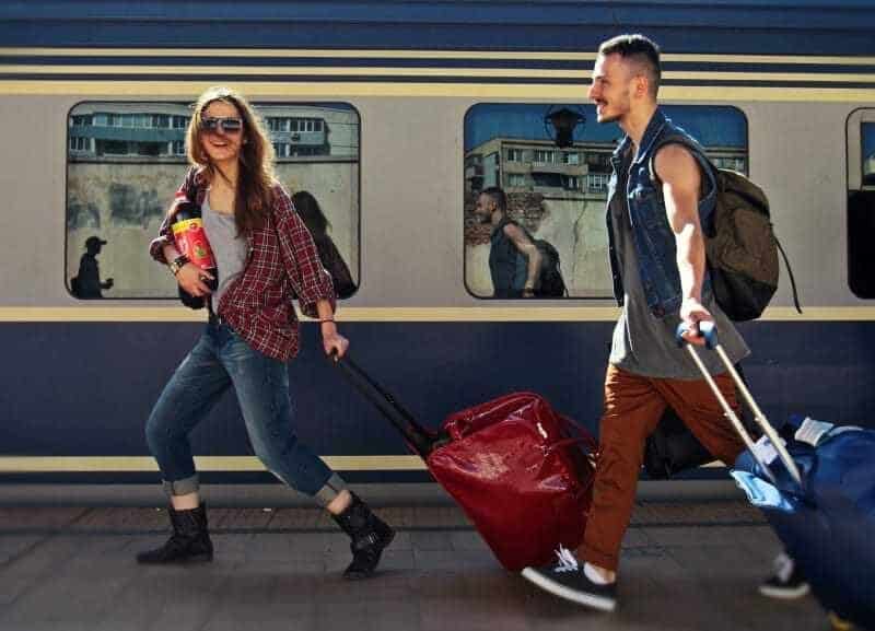 studenții beneficiază de reduceri semnificative la transportul cu trenul începând cu 1 octombrie, conform anunțului cfr