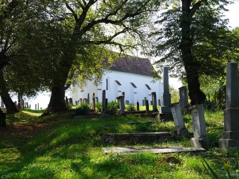 legende săsești din ațel: biserica construită din aurul furat de tâlhari și eroismul unei fete