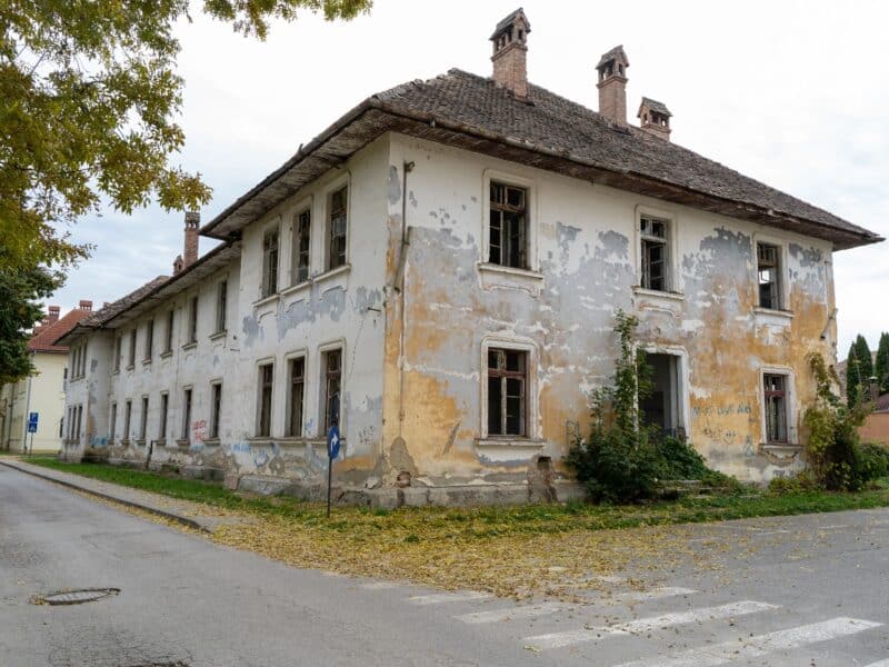 primăria îndeamnă medieșenii să contribuie cu idei pentru utilizarea clădirilor din zona fostei aviații
