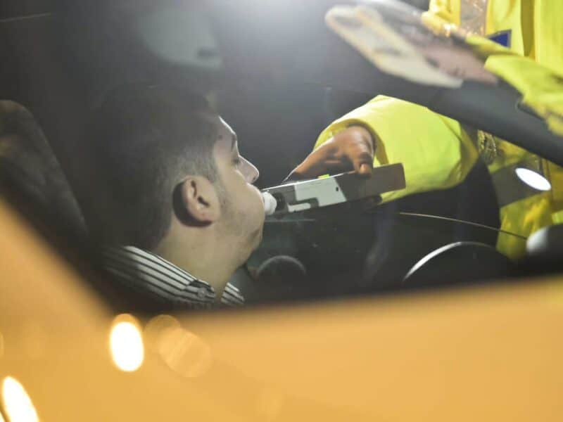 bărbat surprins conducând sub influența alcoolului noaptea cu 0,83 mg/l în aerul expirat