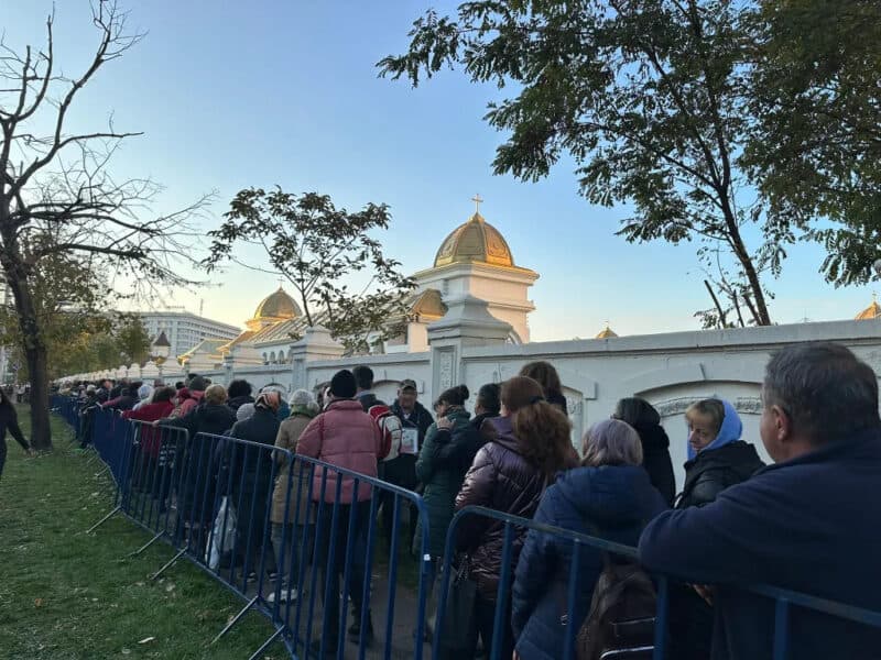 cozi impresionante la catedrala națională: credincioșii așteaptă ore întregi pentru a o vizita