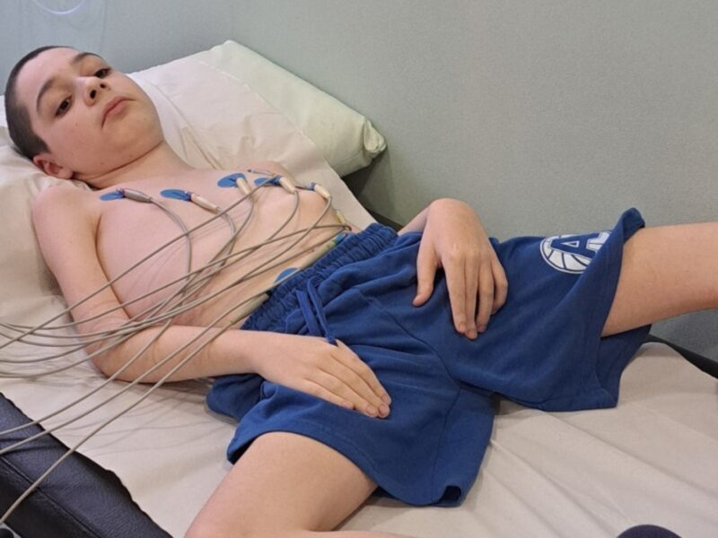 denis, băiatul din mediaș care se confruntă cu o boală rară, are nevoie de sprijin. mama: nu ne pierdem speranța