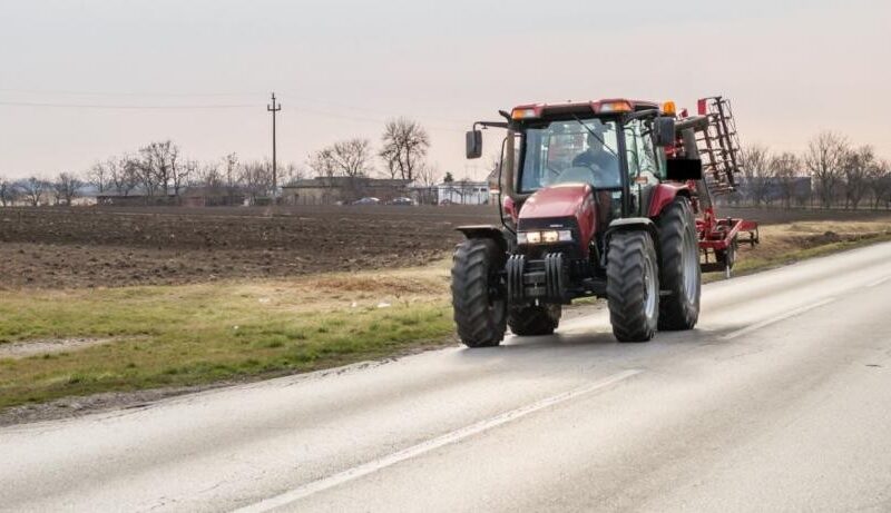 doi șoferi, unul pe tractor și altul cu mașina, surprinși fără permis și sub influența alcoolului