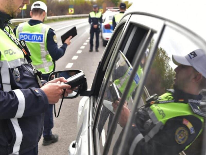 doi tineri surprinși fără permis, unul având și plăcuțe false pe scuter