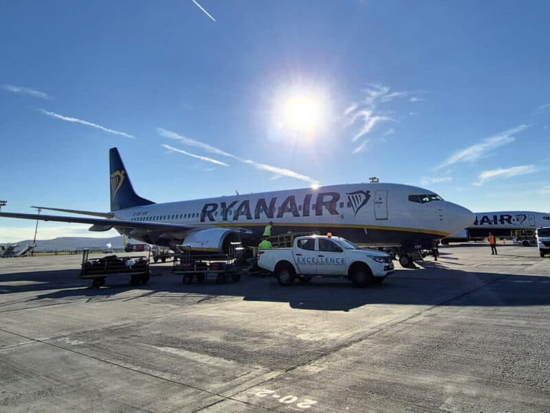 zboruri din cluj redirecționate spre sibiu din cauza unui avion ryanair blocat pe pistă