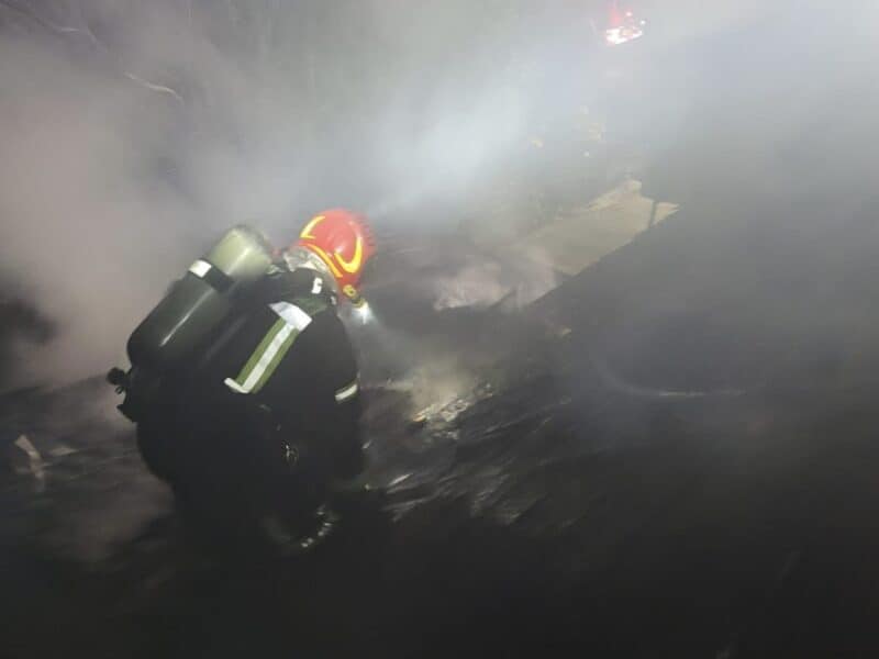 incendiu devastator în avrig: acoperișul unei case cuprins de flăcări uriașe la ora 3 dimineața