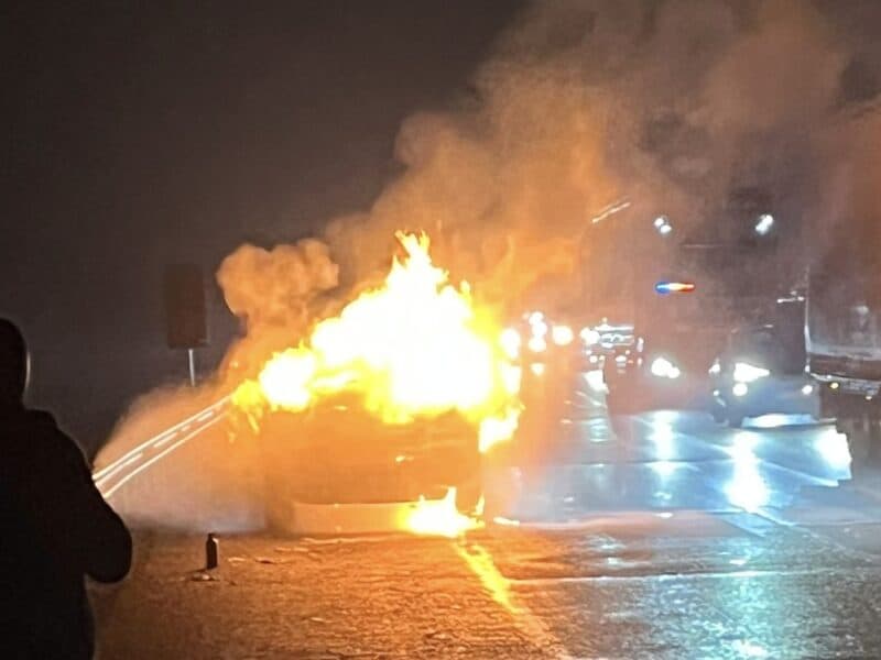 mașină incendiată pe autostrada a1, în apropiere de sibiu