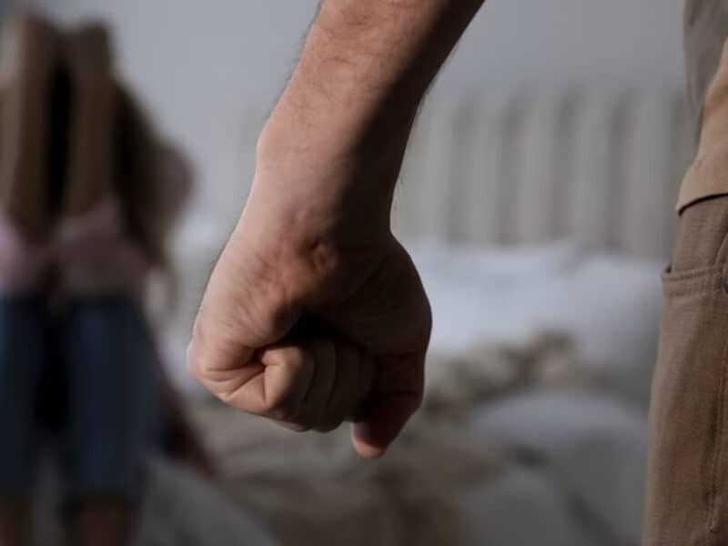 femeile victime ale violenței domestice beneficiază de scutire la taxa de timbru pentru divorț și partaj