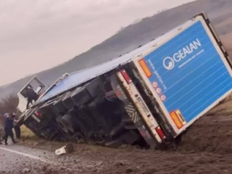 accident rutier: tir răsturnat la intrarea în slimnic pe sensul sibiu – mediaș