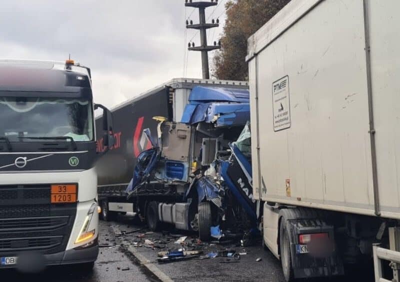 accident pe valea oltului: coliziune puternică între trei tir-uri - foto