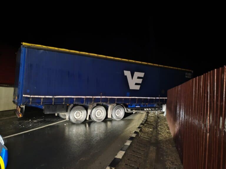 accident pe dn1 la scoreiu: un tir a intrat într-o casă, trafic blocat