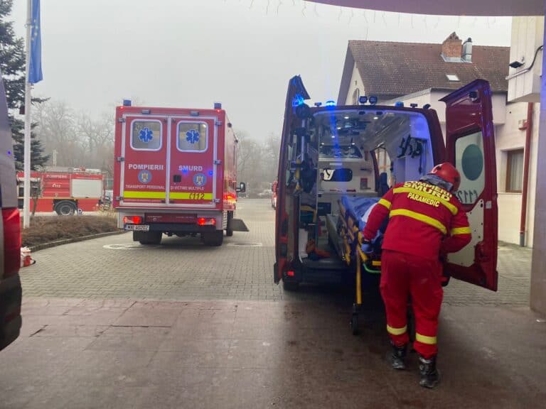 șase persoane transportate la spital după incidentul de la hotelul hilton, pompierii continuă căutările sub dărâmături
