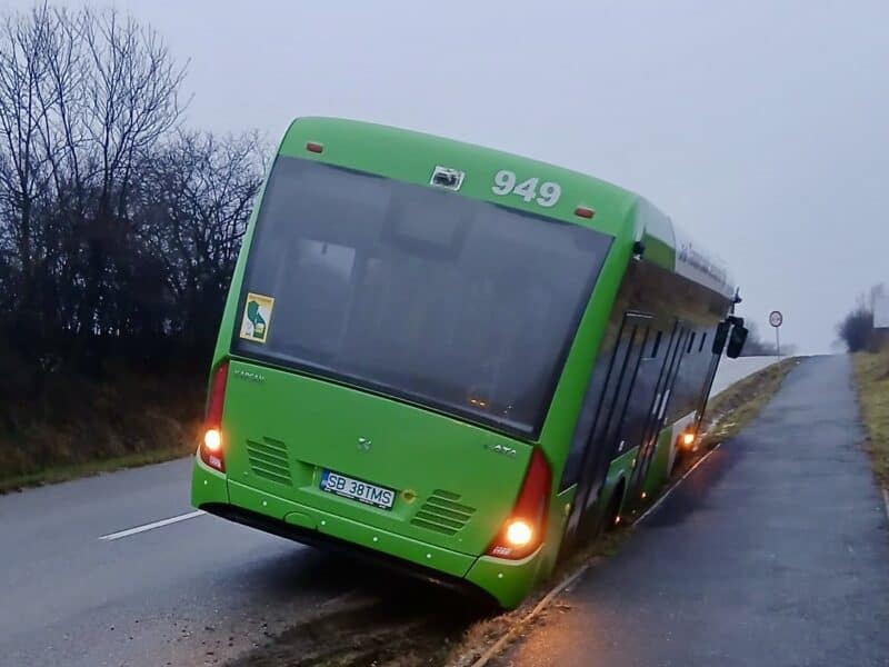 autobuz din zona metropolitană derapează și ajunge în șanț la cisnădie