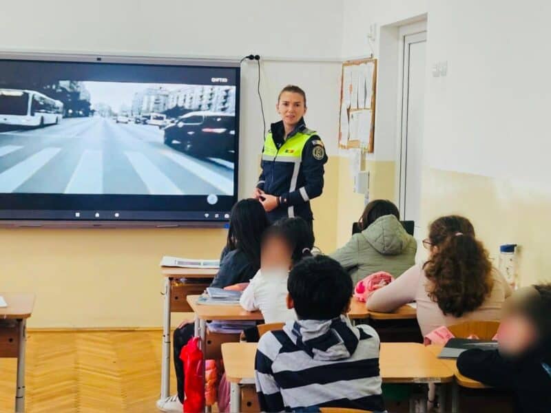 zeci de elevi din cisnădie învață reguli esențiale de la polițiști pentru salvarea vieților