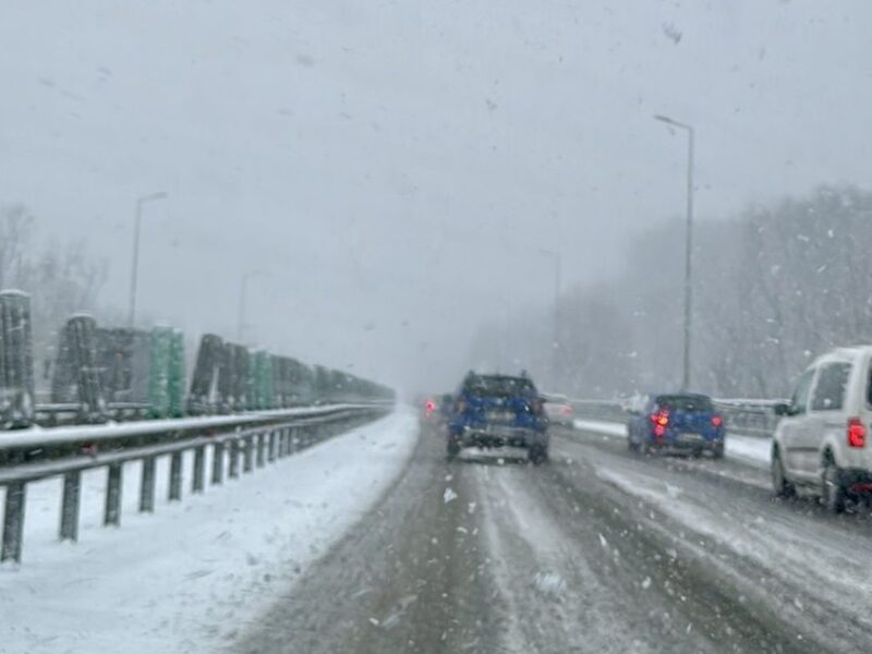 trafic îngreunat pe autostrada a1 sibiu – deva din cauza viscolului și ninsorii abundente