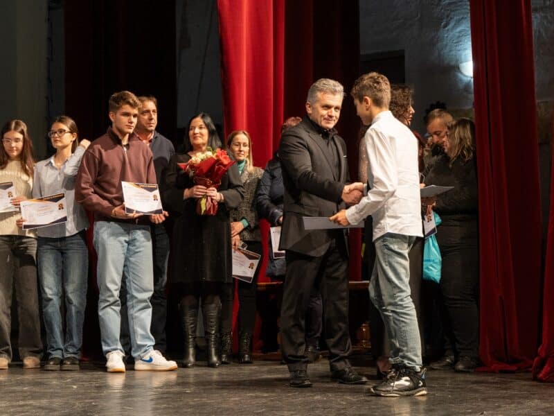 gala performanței 2025: peste 300 de elevi din mediaș premiati de primărie pentru rezultate remarcabile