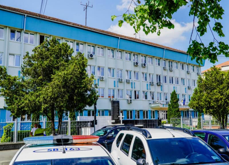 tânăr din sibiu acuzat de fraudă informatică, eliberat după ce a obținut un credit pe numele unui bătrân și a furat banii acestuia