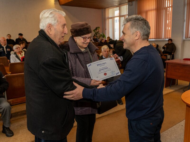 sala mare a primăriei mediaș plină de emoție: seniorii orașului onorați la 80 de ani