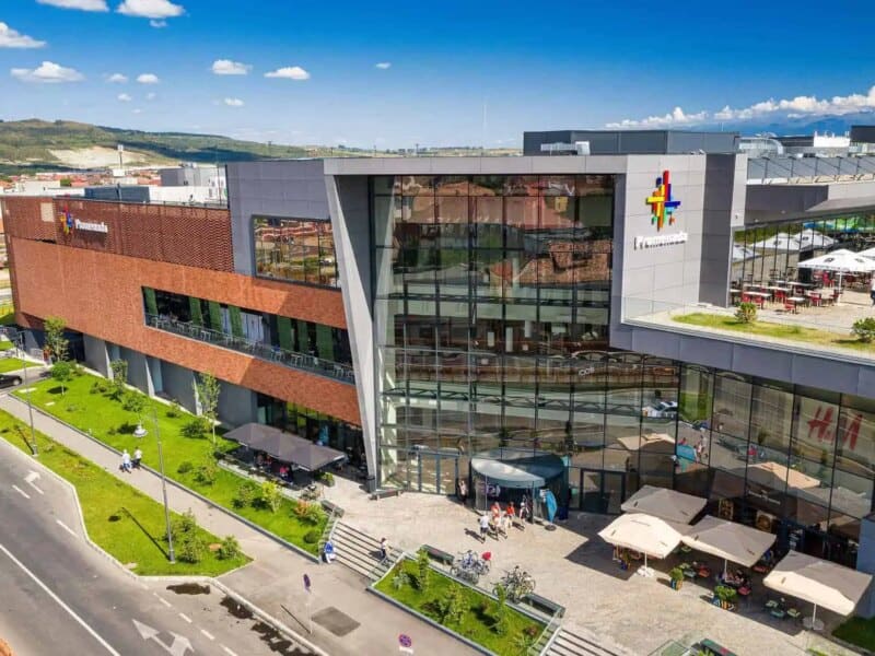 intervenție de urgență la promenada mall: pompierii evacuează 17 persoane