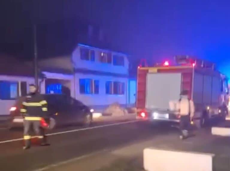 accident grav la brateiu: 10 persoane transportate la spital după ce un microbuz a intrat în zidul unei case