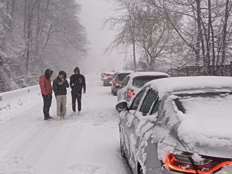 zăpada blochează traficul pe valea oltului în ambele sensuri