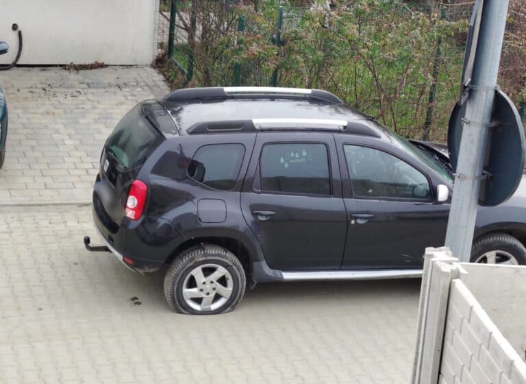 vandalism în șelimbăr: anvelopele a două mașini tăiate peste noapte, o acțiune criminală