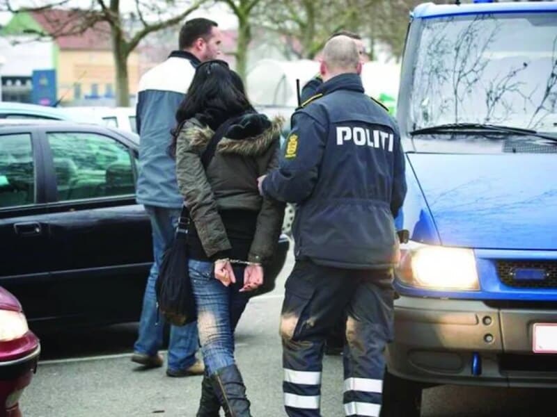 femeie agresată în fața secției de poliție din cisnădie: consecințele pentru agresori