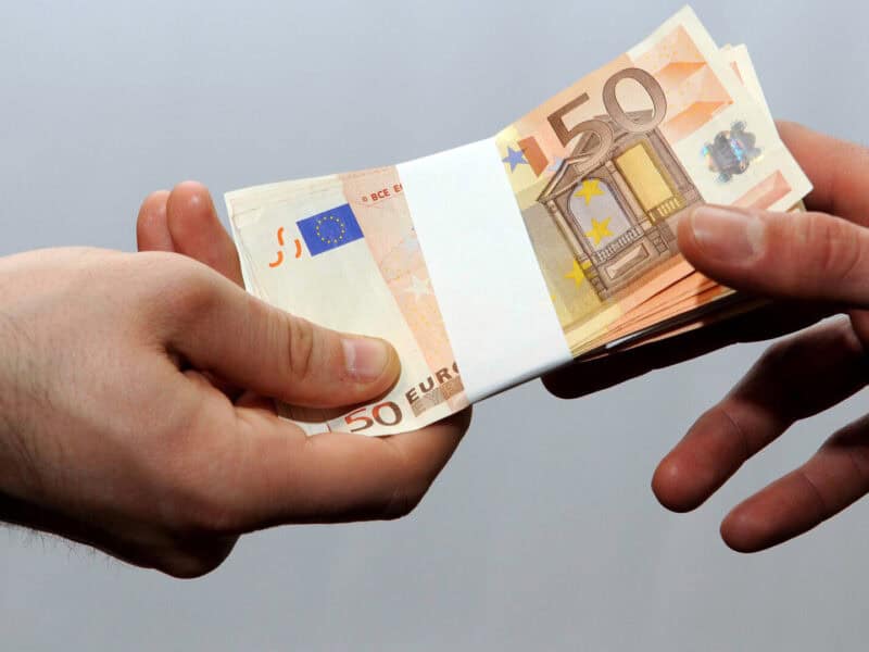 sibian surprins în timp ce oferea 1.000 de euro mită unui polițist, după ce inițial a promis un vițel