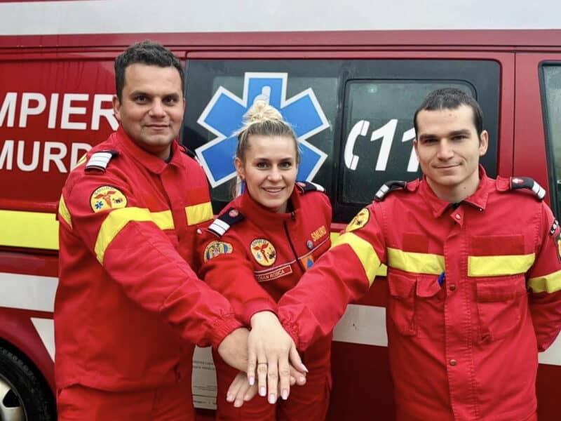 salvarea rapidă: 3 eroi de la isu sibiu au traversat un râu pentru a ajuta o mamă și un nou-născut