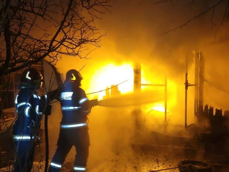 incendiu devastator la orlat: o casă în flăcări