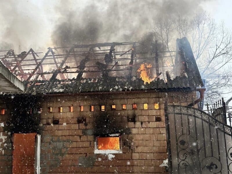 incendiu devastator la jina: o persoană internată cu arsuri