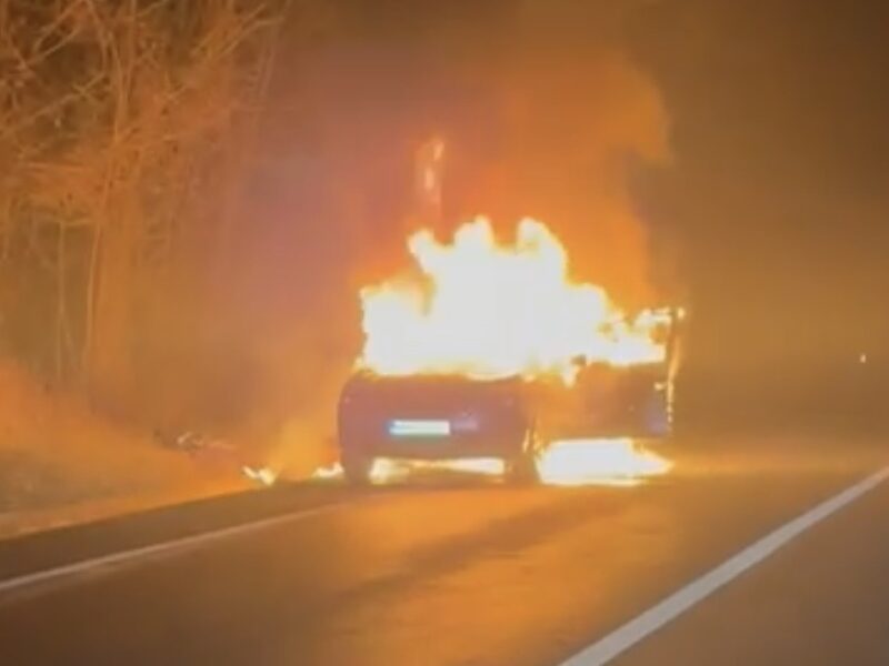 mașină în flăcări lângă șeica mare: distrugere totală de revelion