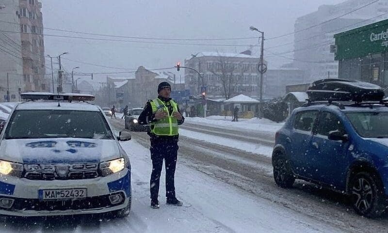 poliția sibiu lansează un mesaj amuzant: conduceți cu prudență, ca și cum ați avea un tort fragil pe banchetă