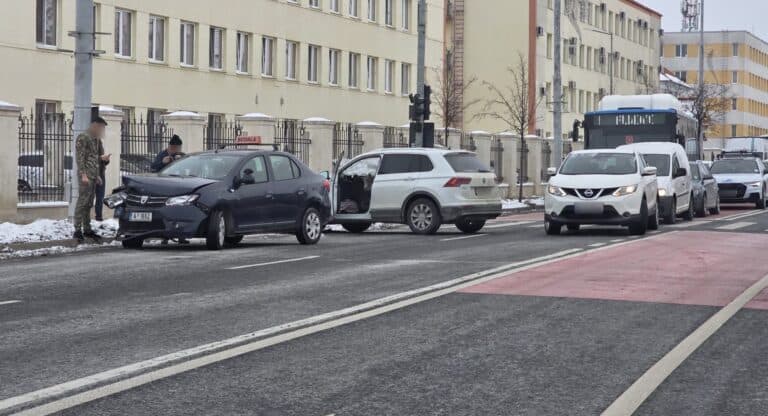 accident pe milea: vehiculul de școală de șoferi al armatei implicat în incident / foto
