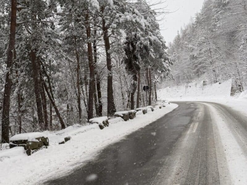 iarnă pe drumurile către păltiniș: carosabil alunecos și trafic intens