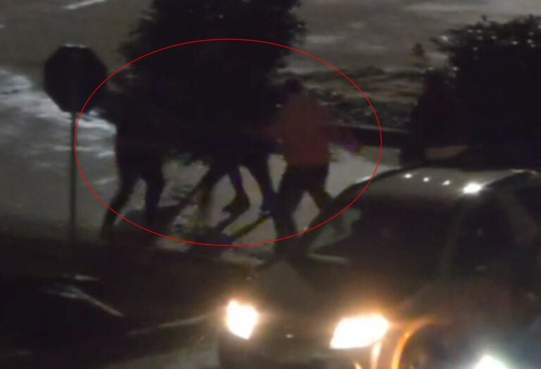 conflict în parcarea carrefour: un tânăr transportat la spital