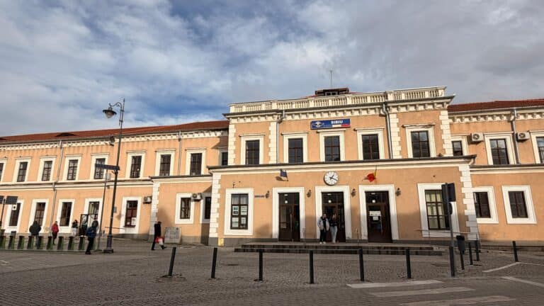 tâlhărie la gara din sibiu: un bărbat de 69 de ani, imobilizat și jefuit