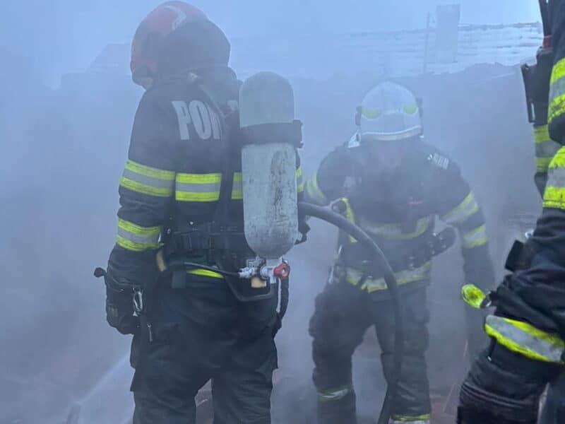 incendiu devastator la armeni: o casă și o rulotă distruse complet de flăcări