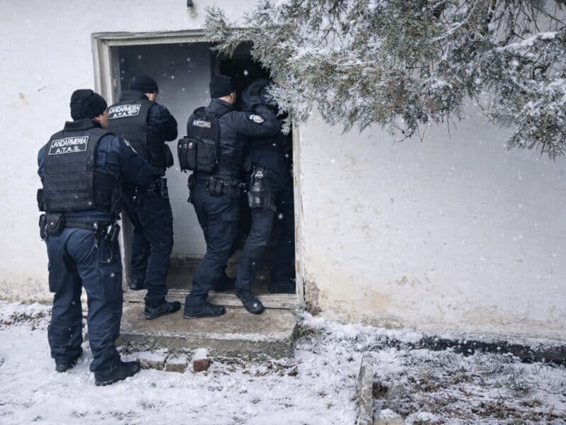 condamnat la 4 ani și 3 luni de închisoare, reținut de polițiști în sibiu