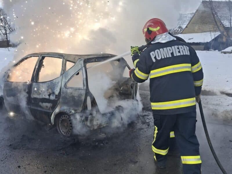 autoturism distrus la blăjel din cauza unui scurtcircuit