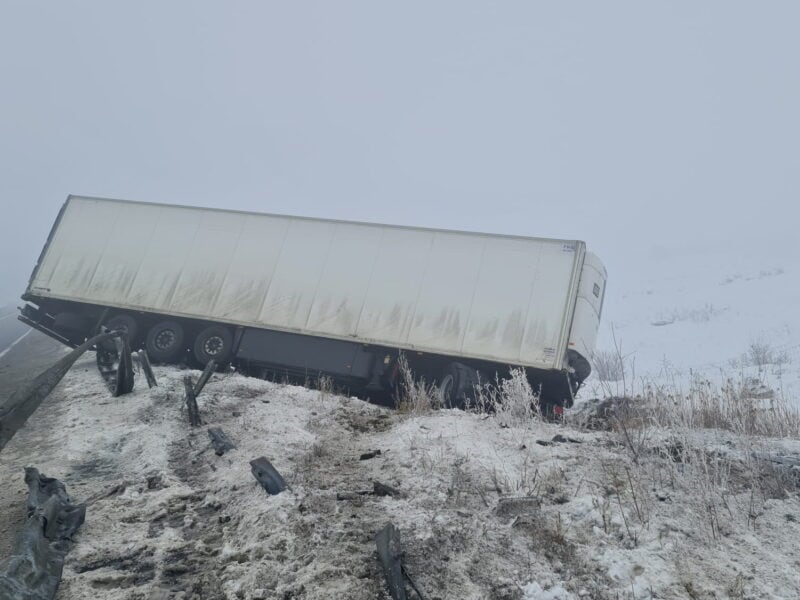 tir încărcat cu carne derapează pe autostrada dintre sibiu și sebeș - foto