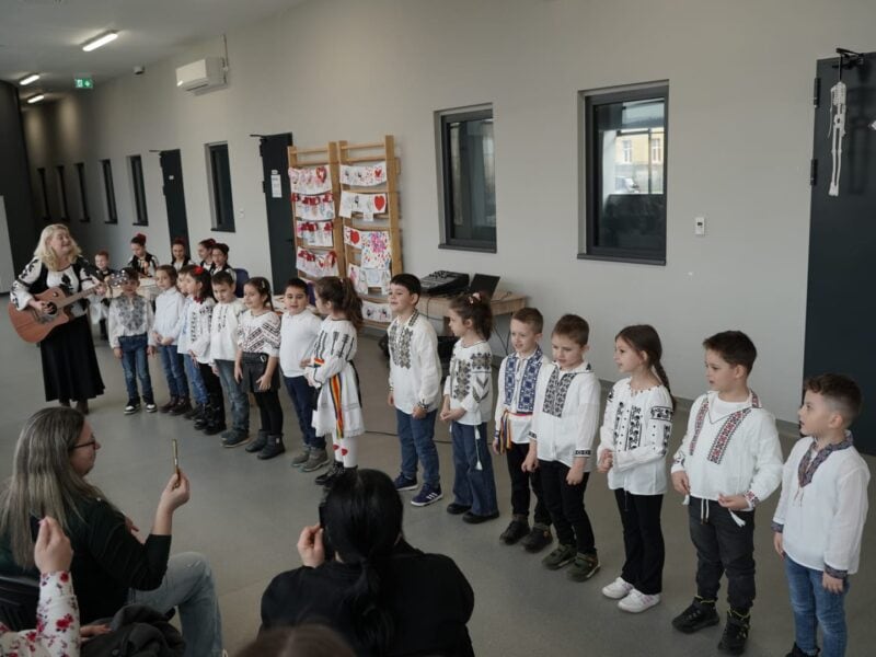 elevii din mediaș sărbătoresc dragobetele prin scenete și cântece tradiționale românești