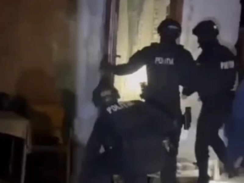 tânăr agresat de trei indivizi în fața mcdonald’s din șelimbăr