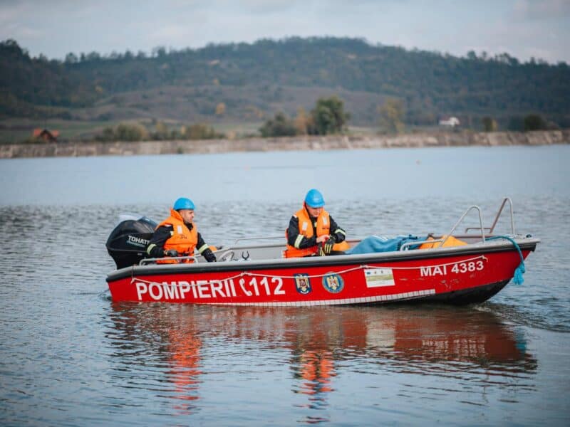 bărbat dispărut în lac la granița dintre sibiu și alba, căutat de scafandri