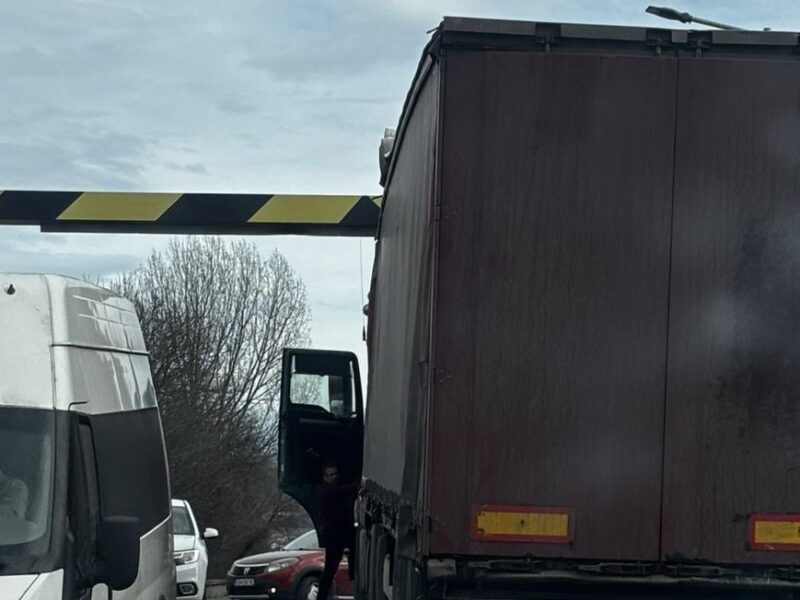 tir prins sub limitatorul de înălțime pe strada viitorului din sibiu