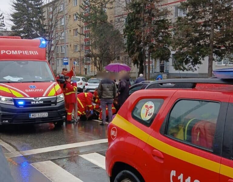femeie de 82 de ani accidentată de o mașină în sibiu, transportată la spital - foto