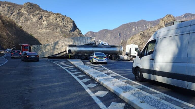 accident pe valea oltului la călimănești între două autoutilitare