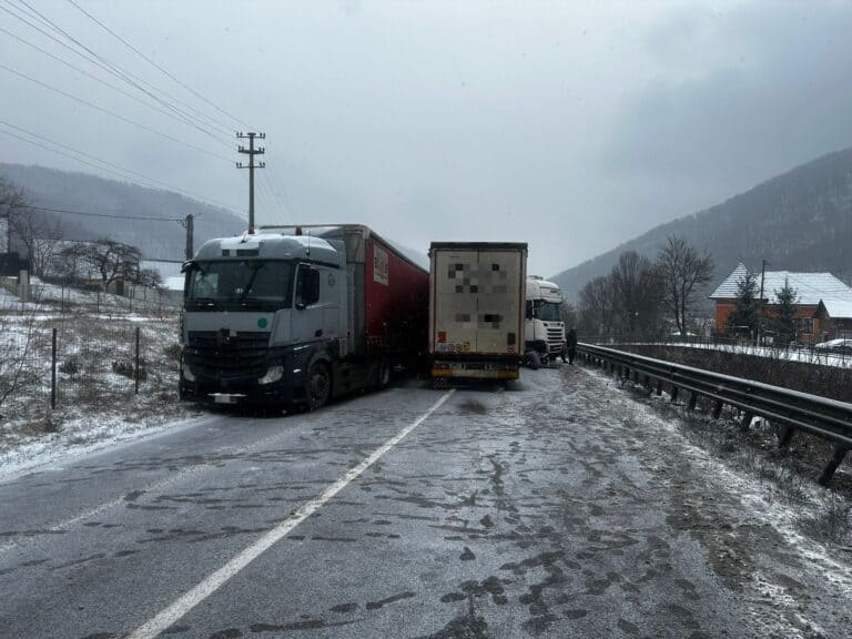accident între două tiruri pe valea oltului: trafic blocat