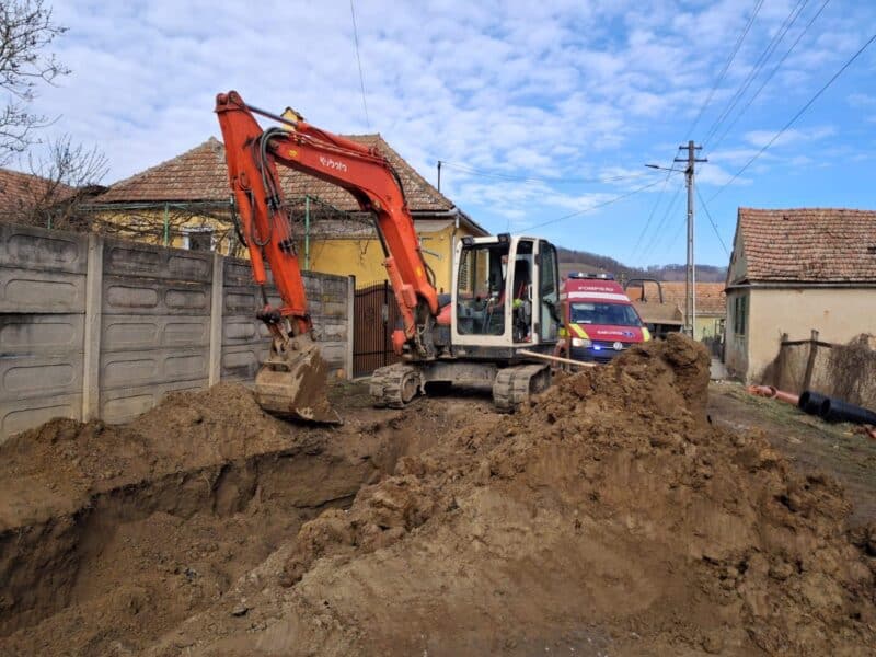 bărbat prins sub un mal de pământ într-un sat din județul sibiu